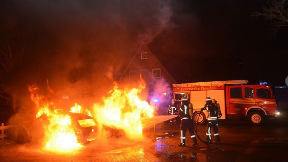 Zwei VW Polo sind in Norden durch Feuer zerstört worden. © Foto: Feuerwehr Norden