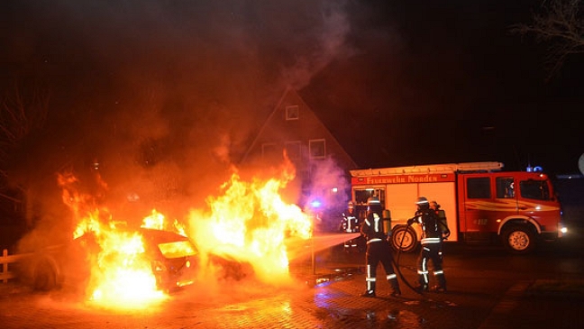 Feuer zerstört zwei VW Polo in Norden