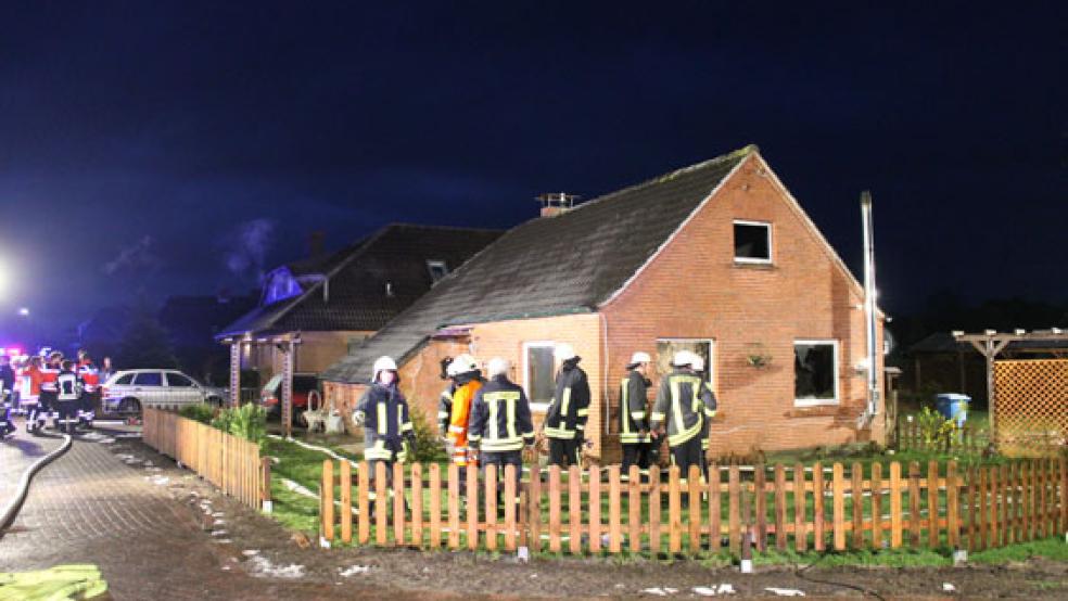 Erste Ermittlungsergebnisse zum Brand eines Hauses in Moordorf wurden heute bekannt gegeben. »Hinweise für eine vorsätzliche Brandlegung gibt es nicht«, heißt es in einer gemeinsamen Pressemitteilung der Staatsanwaltschaft Aurich und der Polizeiinspektion Aurich-Wittmund.  © Foto: RZ-Archiv