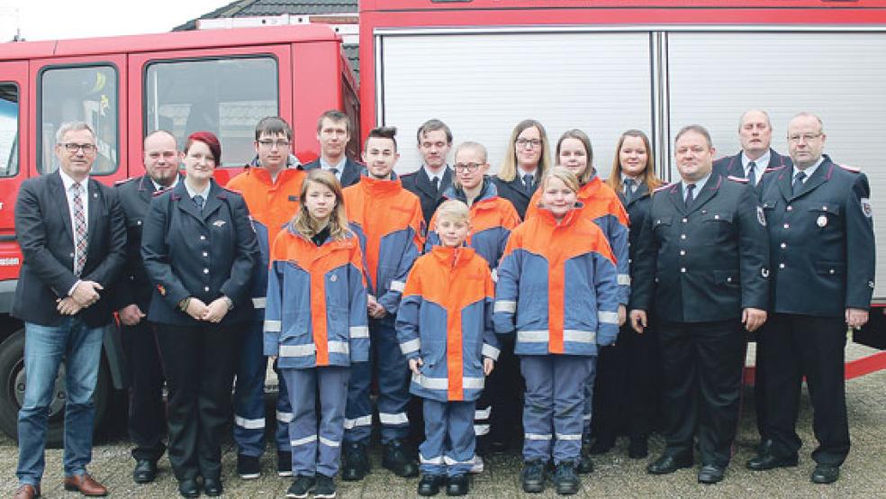 Die Jugendfeuerwehr Holthusen mit ihren Betreuern und den Ehrengästen, von links: Der stellvertretende Bürgermeister Helmut Geuken, stellvertretender Jugendfeuerwehrwart Daniel Schmidt und Jugendfeuerwehrwartin Mareike Riemeyer. Von rechts der stellvertretende Stadtbrandmeister Gerhard Kuper, Stadtjugendfeuerwehrwart Ewald Freese und Ortsbrandmeister Harald Schmehl.  © Foto: Rand (Feuerwehr)