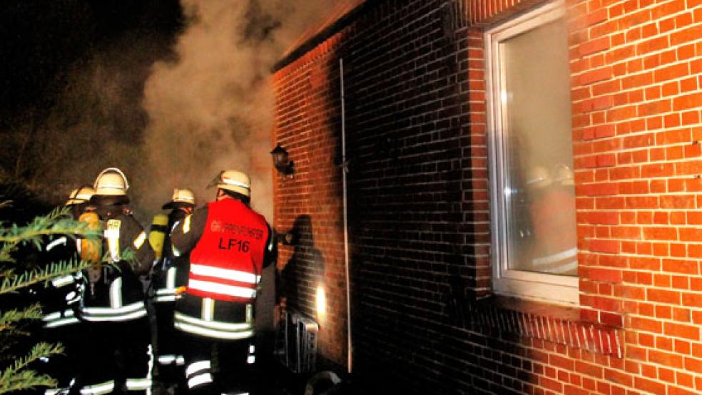 Die Feuerwehr Weener absolvierte am Dienstagabend eine Einsatzübung in der Hilgenholtstraße. © Foto: Rand (Feuerwehr)