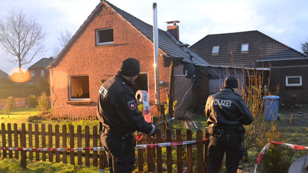 Den Brand in dem Wohnhaus in Moordorf hatten der 29-jährige Familienvater und der sechsjährige Sohn nicht überlebt. © Foto: Vortanz