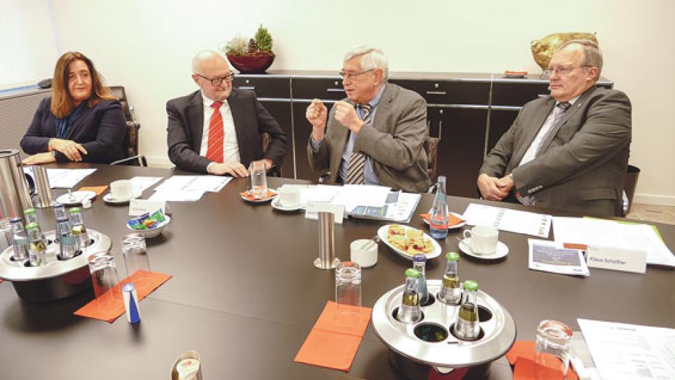 »Wieder eine ausgewogene Mischung hingekriegt«: Die Organisatoren der Auricher Wissenschaftstage Josef Antony (2. von rechts), Klaus Schüßler (rechts) und Claudia Groen sowie Carlo Grün, der Chef der Sparkasse Aurich-Norden, die Hauptsponsor der Veranstaltungsreihe ist. © Foto: Jürgens