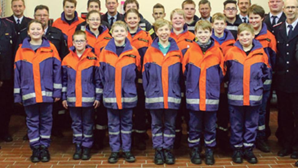 Die Mitglieder der Jugendfeuerwehr Weenermoor mit den Betreuern und (links) dem stellvertretenden Stadtbrandmeister Gerhard Kuper, Stadtjugendfeuerwehrwart Ewald Freese, Ortsbrandmeister Wilhelm Heijen und Kreisjugendfeuerwehrwart Günter Haase. Rechts im Bild der stellvertretende Bürgermeister Helmut Geuken, Jugendfeuerwehrwart Markus Diddens, der stellvertretende Jugendfeuerwehrwart Ingo Wolters und (sechster hinten) der stellvertretende Ortsbrandmeister Ingo Janssen. © Foto: Rand (Feuerwehr)