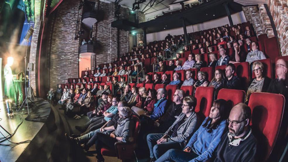 Vor der imposanten Kulisse des nahezu ausverkauften Theaters Forum Alte Werft trat Kai Kurgan erstmals auf. © Foto: Klemmer