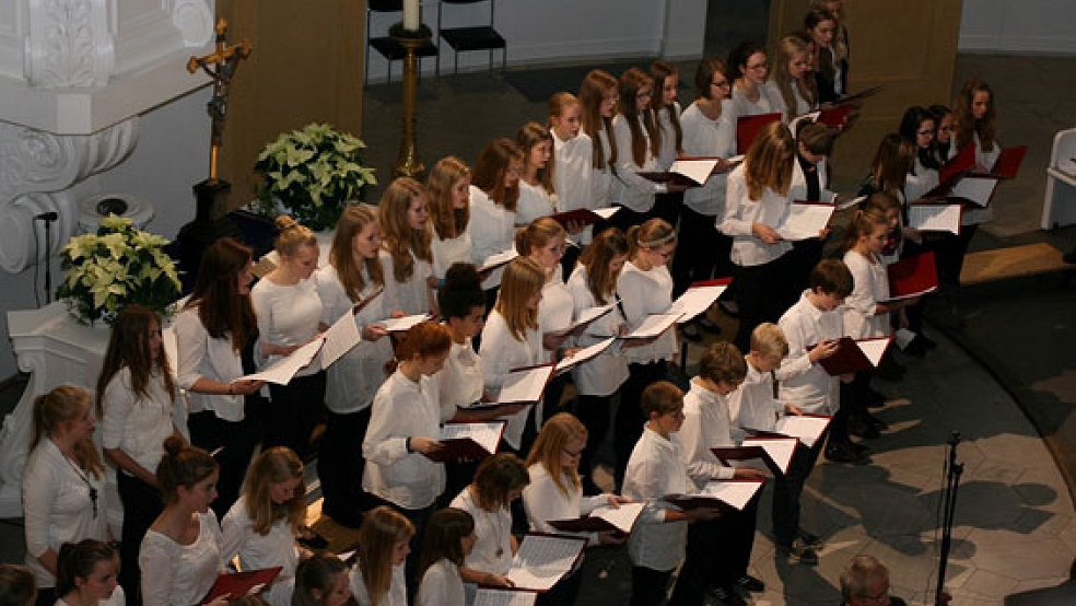 Die Chorklassen 6b und 6e der Freien Christlichen Schule Ost-friesland gestalten am Sonntag einen musikalischen Gottes-dienst in der Lutherkirche Leer. © Foto: privat