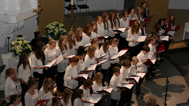 Schüler singen in der Lutherkirche