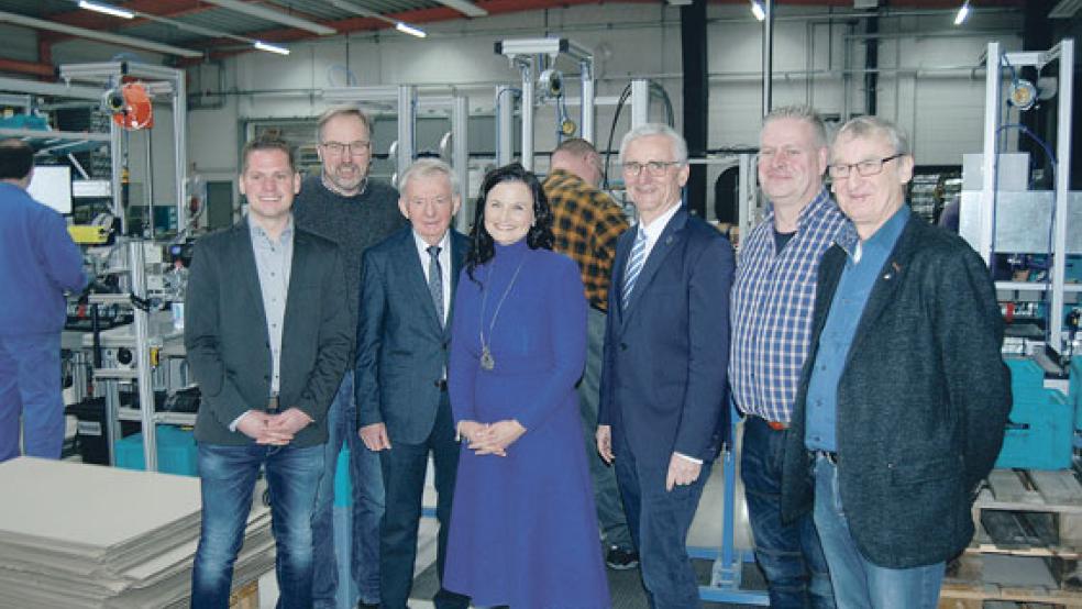 Beim Rundgang: Von links Werkstattleiter Oliver Hahn, Anleiter Engelbert Kromminga, Firmenchef Werner Wildeboer, Gitta Connemann, obw-Geschäftsführer Burghardt Zirpins, Anleiter Ralf Mülder und Werkstattleiter Bernhard Bolinius. © Foto: Hoegen