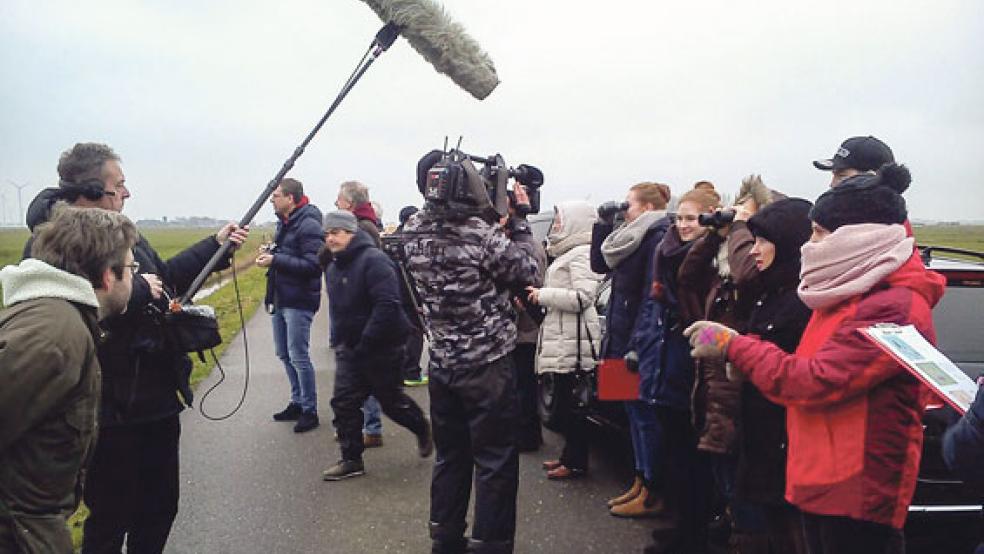 Das Kamerateam des NDR auf Gänsefahrt: Das Foto entstand bei einem Zwischenhalt in Bingumgaste. © Foto: Ratering