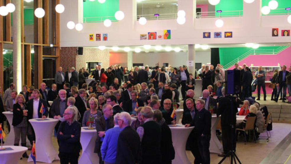 Richtig was los war beim Neujahrsempfang der Stadt Papenburg am Mittwochabend in der Heinrich-von-Kleist-Schule. Rund 300 Gäste waren gekommen. © Foto: Stadtverwaltung