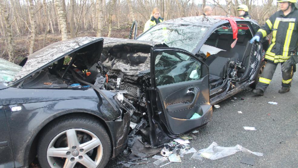 Zwei Autos sind heute Vormittag in Klostermoor (Gemeinde Rhauderfehn) gegen kurz vor 8 Uhr frontal zusammengestoßen. Ein Mann und eine Frau wurden dabei schwer verletzt.  © Gonzalez-Tepper