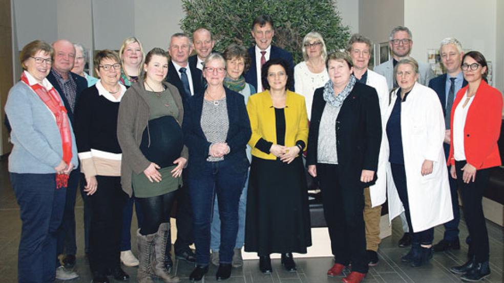 Über die Initiative »Bauchgefühl« informierte sich jetzt Niedersachsens Sozialministerin Dr. Carola Reimann (gelber Blazer). Begleitet wurde sie von der Landtagsabgeordneten Johanne Modder (Sechste von rechts) und Landrat Matthias Groote (Zweiter von rechts). © Foto: Borromäus-Hospital