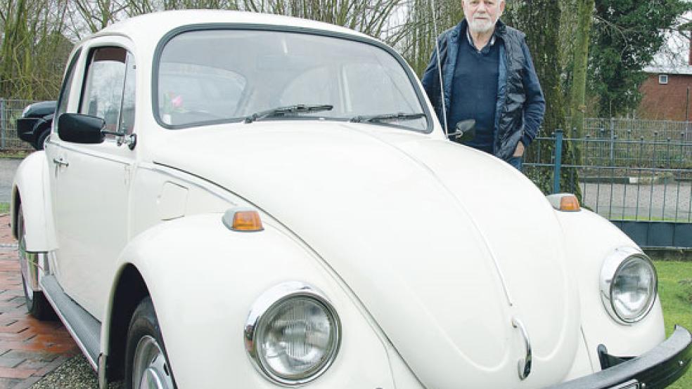 Schlosser Schoormanns Schätzchen: Der Möhlenwarfer neben seinem VW Käfer Standard (Baujahr 1973). © Foto: Hanken