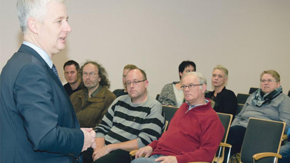 Stand Bürgern in Wymeer Rede und Antwort: Landrat Matthias Groote. © Foto: Hanken