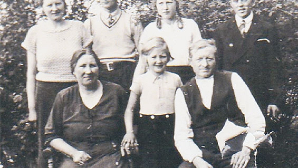 Ein Bild aus besseren Tagen: Wübbo Sielmann (unten rechts) im Kreise seiner Familie. Das Foto entstand anlässlich der Verlobung der zweitältesten Tochter Margarete. © Fotos: privat