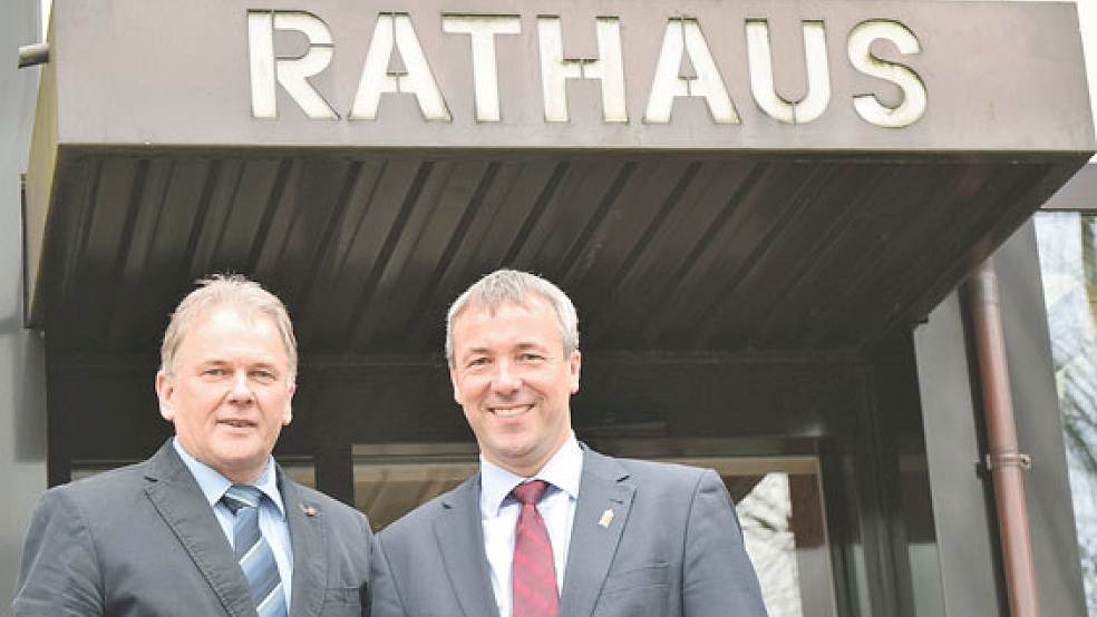 Trafen sich zum Gedankenaustausch: Der SPD-Bundestagsabgeordnete Johann Saathoff (rechts) besuchte Bürgermeister Gerald Sap im Bunder Rathaus. © Foto: SPD