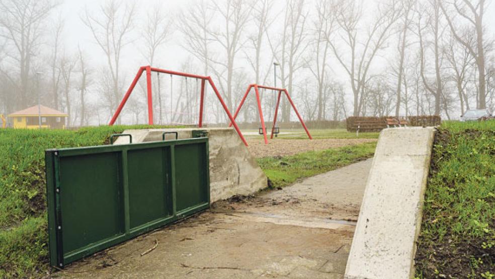 Das Freizeitgelände am Hafen mit dem Spielplatz wird jetzt durch einen Erdwall inklusive »Diekgatt« vor Hochwasser geschützt. Diskutiert wird, den gesamten nördlichen Bereich des Hafens inklusive des Vorplatzes zu erhöhen. © Foto: Ostendorp