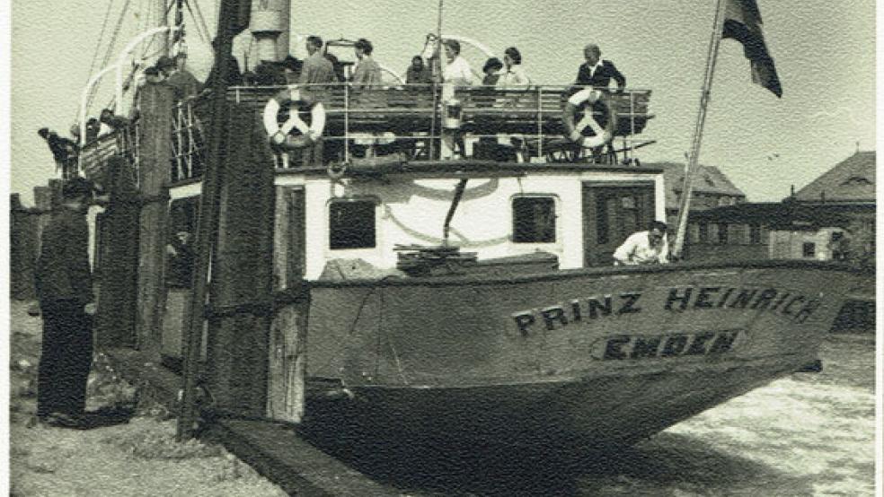 Das war 1949: Das Dampfschiff hat im Borkumer Hafen festgemacht. Kapitän ist damals Christoffer Otten. © Fotos: Grabowsky/ Schnorrenberg