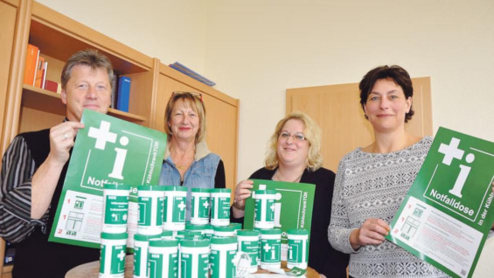 Werben für die »Notfalldose« (von links): Andreas Cramer (Altenzentrum Rheiderland), Angelika Janssen-Harms, Sabrina Kuper (beide Stadtverwaltung Weener) und Tanja Wessel (Landkreis Leer). © Foto: Boelmann