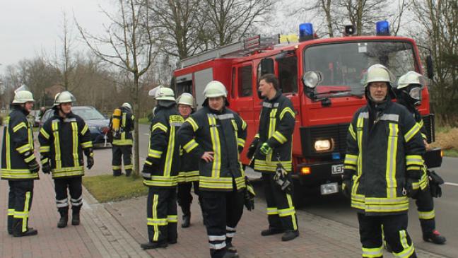 Autofahrer sieht Rauch hinter Haus