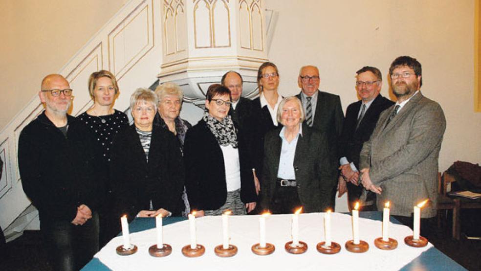 Der Arbeitskreis Rheiderländer Kirchengemeinden gestaltete in der reformierten Kirche in Wymeer den ökumenischen Gedenkgottesdienst für die Opfer des Nationalsozialismus; die Kerzen auf dem Tisch wurden einzeln entzündet und sollen an die verschiedenen Opfergruppen erinnern. Am Gottesdienst wirkten mit (von links) Hilko Pals, Pastorin Jana Metelerkamp, Karin Mittwollen, Lina Garen, Barbara Ostendorp, Martin Stührenberg, Sabrina Koetsier, Gerda Pruin, Gerhard Janssen, Reent Troff und Pastor Ard Nap. Auf dem Foto fehlt Theus Graalmann. © Fotos: Kuper