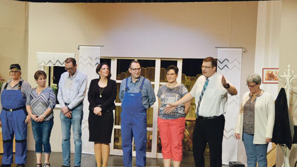 Nicht nur das Stück hieß »Een Hand wascht de anner«, auch auf der Bühne präsentierte sich die Theatergruppe als gutes Team: (von links) Karina Smidt, Wilma Cramer, Alfred Leissen, Marlies Schoormann, Matthias Schmidt, Monika Fisser, Hendrik Tirrel und »Stönpaal« Elke Kramer. © Fotos: Himstedt