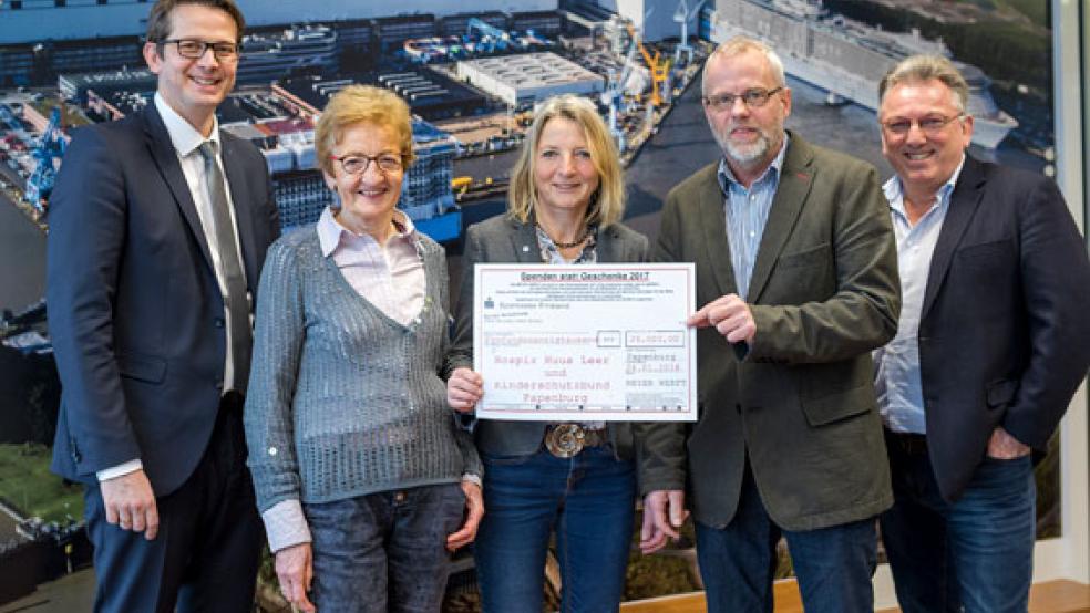 Einen symbolischen Spendenscheck überreichten Klaus Lübbers (links) und Paul Bloem (rechts) als Mitglieder der Geschäftsleitung der Meyer Werft jetzt an (von links) Maria Hahnekamp (Stellvertreterin des Kinderschutzbundes in Papenburg), Birgitt Ridder-Stockamp (Vorsitzende des Kinderschutzbund in Papenburg), Bernd Emken (Hospizleiter des Hospizhuus Leer). © Foto: Meyer Werft