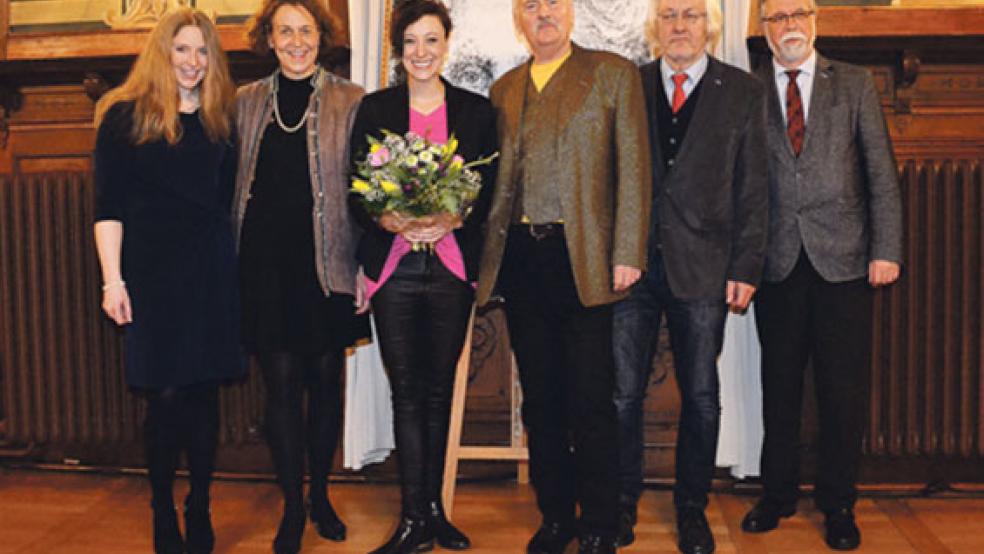 Die Preisträgerin mit der Jury: (von links) Grietje Kammler (Ostfriesische Landschaft), Bürgermeisterin Beatrix Kuhl, Annie Heger, Garrelt van Borssum, Carl-Heinz Dirks und Dr. Reinhard Goltz. © Foto: Stadt Leer