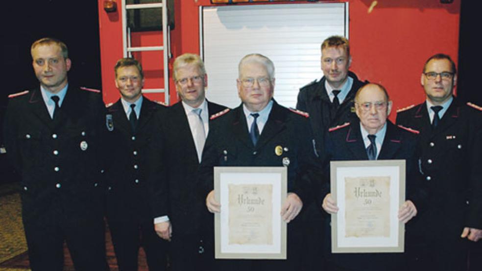 Urkunden der Stadt Weener für 50-jährige Mitgliedschaft erhielten die Alterskameraden Monno Janssen (links) und Paul Hilbrands. Zum goldenen Jubiläum gratulierten auch (von links) Ortsbrandmeister Wilhelm Heijen, sein Stellvertreter Ingo Janssen, Bürgermeister Ludwig Sonnenberg, Ernst Berends (Kreisfeuerwehr) und Stadtbrandmeister Jörg Fisser. © Fotos: Kuper