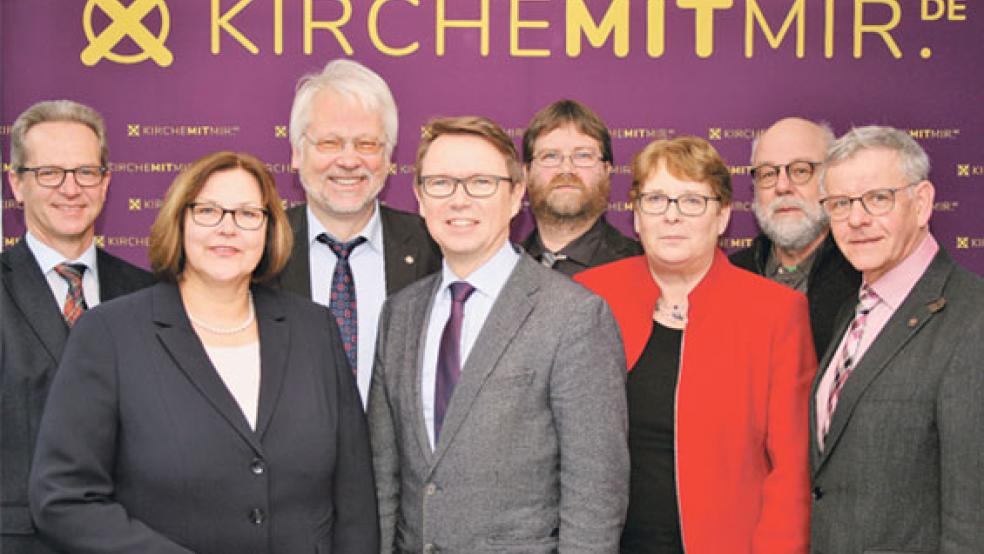 Die Leitung der ostfriesischen Synodalverbände und Kirchenkreise ruft zur Wahl in den evangelisch-lutherischen und -reformierten Kirchengemeinden am 11. März auf (von links nach rechts): Superintendent Tido Janssen (Aurich), Superintendentin Angela Grimm (Esens), Superintendent Dr. Helmut Kirschstein (Norden), stellvertretender Superintendent Wolfgang Ritter (Emden/Leer), Präses Ard Nap (Rheiderland), Präses Hilke Klüver (Leer), Präses Hans-Jürgen Kretzmer-Janßen (Emden) und Superintendent Gerd Bohlen (Rhauderfehn). © Foto: Kirche