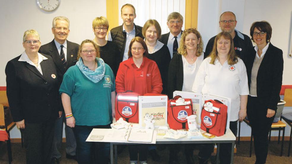 Bei der Übergabe der Starter-Pakete (von links): Hildegard Hinderks, Dr. Dieter Babbel (beide DRK-Ortsverein Rheiderland), Rosi Eykamp-Behmann (JRK-Kreisleiterin), Britta Worpenberg (Grundschule Jemgum), Thomas Stern (Grundschule Wymeer), Rabea Lodewyks (Dozentin an der Grundschule Filsum), Britta Borgmann (Grundschule Ditzum), Klaus Hartmann (Dozent an den Schulen in Jemgum und Ditzum), Ida Schoormann (Ehrenamtskoordinatorin des DRK-Kreisverbands), Elke Yzer und Michael Theile (Dozenten an der Schule in Wymeer), DRK-Kreisgeschäftsführerin Tanja Schäfers. © Foto: Szyska