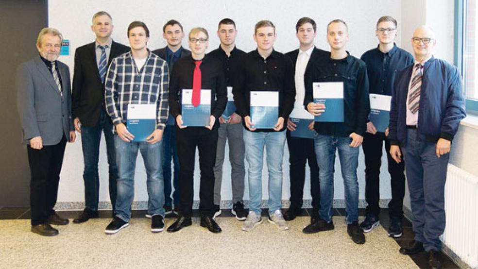 Zum Erinnerungsfoto stellten sich auf: (von links) die Ausbilder Hermann Harms und David Jürgens, Wilko Jelten (Wiesmoor), Thomas Telgen (Rhauderfehn), Jannis Wienberg (Leer), Sönke Meyer (Hesel), Marek Linnebäumer (Dörpen), Enno Holtmann (Papenburg), Pascal Paul (Leer), Hanno Heeren (Weener) und Ausbildungsmeister Heiner Janssen. © Foto: ABW