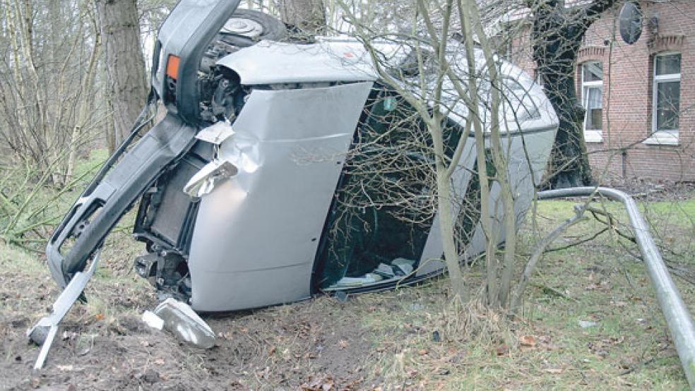 Schwer beschädigt blieb der Golf nach dem Unfall auf der Seite liegen. © Foto: Hanken