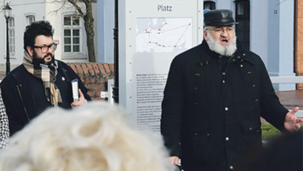 Baruch Chauskin, Kantor der jüdischen Gemeinde Osna­brück (rechts), sang anlässlich der Eröffnung des »Wilhelm-­Polak-Platzes« in Papenburg. Links im Bild: Oliver Polak, der heftige Kritik übte. © Foto: Stadt Papenburg