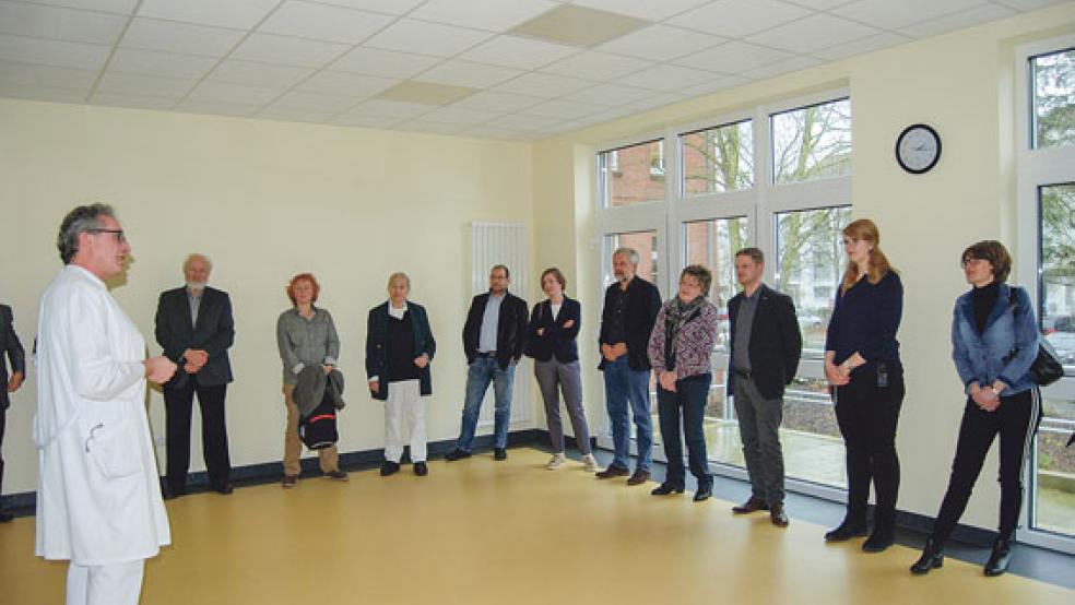 Eine Führung durch das Krankenhaus Rheiderland bildete gestern den Auftakt der Ausschusssitzung. Dr. Markus Dornbach, Chefarzt der Inneren Abteilung (links), zeigte den Ausschussmitgliedern dabei auch die neue Turnhalle der Psysiotherapie des Krankenhauses. © Foto: Hoegen