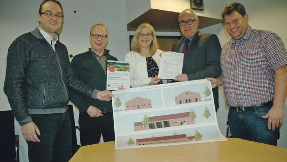 Mit dem Förderbescheid und dem Bauplan (von links): Architekt Karsten Woltermann, Karsten Deyerling und Anja Thomßen vom Amt für regionale Landesentwicklung in Aurich, der Jemgumer Bürgermeister Hans-Peter Heikens und sein Fachbereichsleiter Rainer Smidt. Auf dem Foto fehlt Bautechniker Bernhard Röskens. © Foto: Szyska