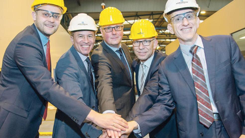 Brennstart: (von links) Werft-Geschäftsführer Tim Meyer, NCL-Chef Andrew Stuart, Werft-Projektleiter Thorsten Kroes, Werft-Projektmanager Stephan Schmees, NCL-Vizepräsident Harry Sommer. © Foto: Ingrid Fiebak (Meyer Werft)
