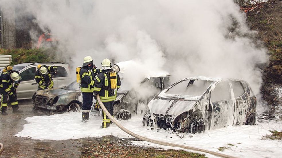 Auf dem Gelände eines Gebrauchtwagenhändlers in Ihrhove gerieten heute drei Autos in Brand. © Foto: Feuerwehr