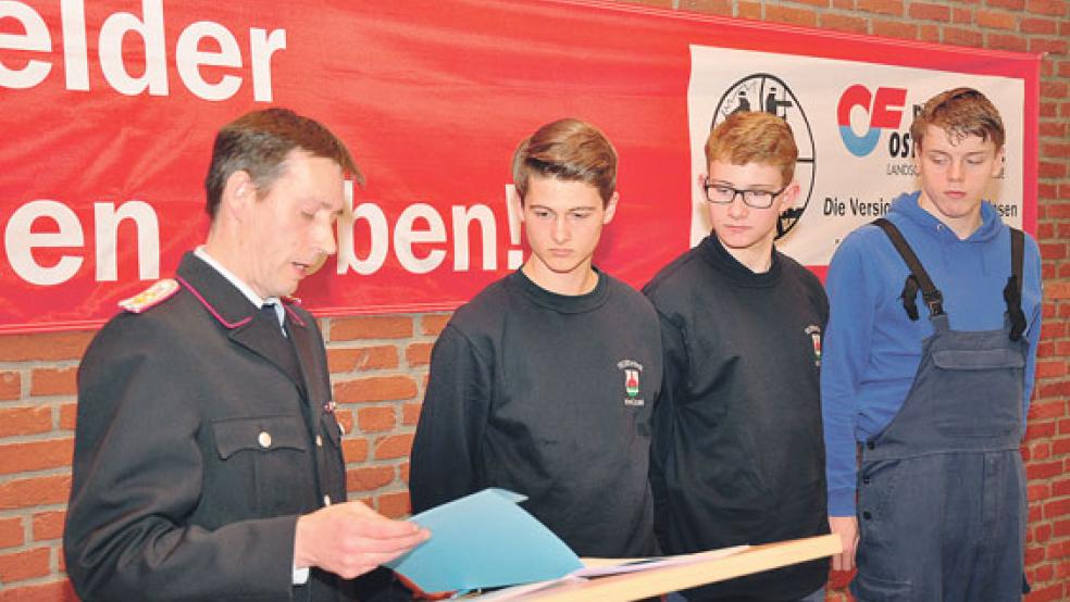 Ortsbrandmeister Ralf-Dieter Harbers mit den Neuzugängen aus der Jugendfeuerwehr: Max Pfeifer, Yannik Geib und Jannes Aden. Nicht im BIld der neue Anwärter Marvin Backer, der an diesem Abend verhindert war. © Foto: Wolters