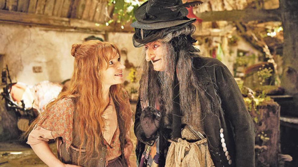 Stellt ihre magische Welt völlig auf den Kopf: Die kleine Hexe (Karoline Herfurth) und ihre böse Gegenspielerin Rumpumpel (Suzanne von Borsody). © Foto: Studiocanal/Wehner