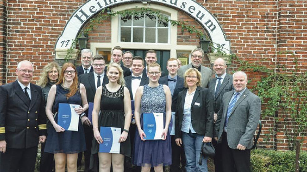 Geschafft: Acht Auszubildende der Ausbildungswerkstatt sind in Weener freigesprochen worden. An einer Feierstunde im Heimatmuseum nahmen am Mittwochnachmittag auch Wegbegleiter der Lehrzeit teil. © Foto: Boelmann