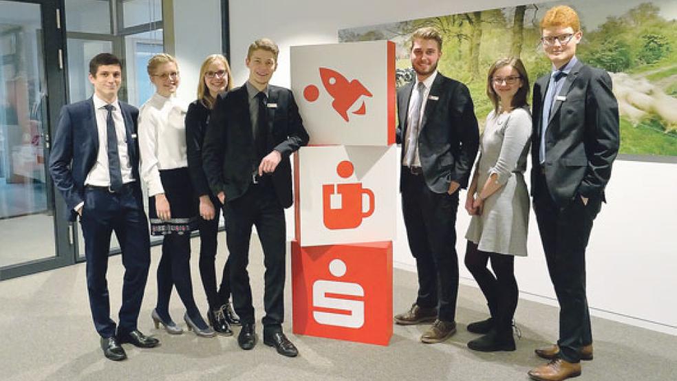 Das Foto zeigt (von links) Michael Maier, Ineke Post, Wenke van Vlyten, Thees Bleier, Joosten Theermann, Wieke Hedlefs und Wiko Meijer. Es fehlt Antonia Heeren. © Foto: Sparkasse
