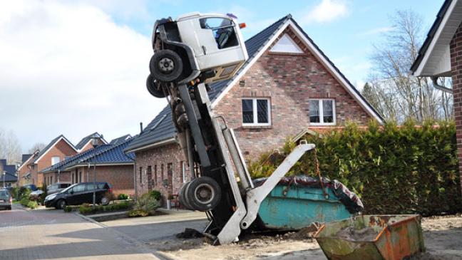 Lastwagen steht senkrecht in der Luft