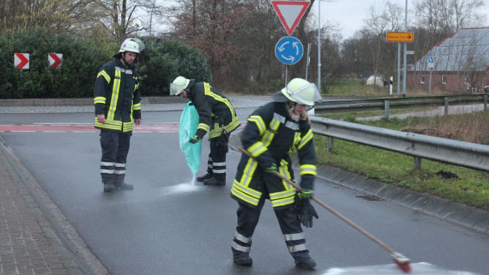 Mitglieder der Feuerwehr haben heute Nachmittag eine Öl­spur in Stapelmoor beim Kreisel beseitigt.  © Foto: Rand (Feuerwehr)