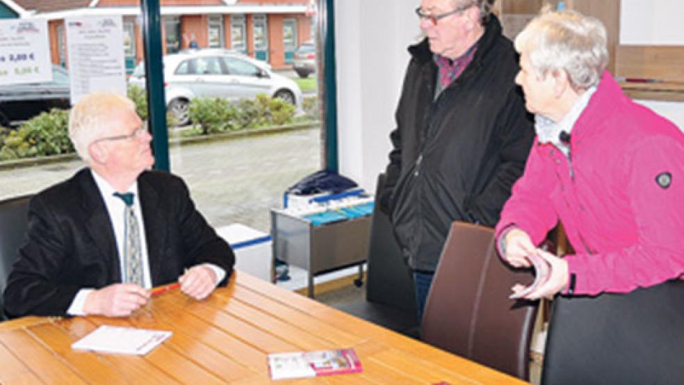 Busunternehmer Dieter Gottwald (links) stellte sein Reiseprogramm für das Jahr 2018 vor. © Fotos: Wolters