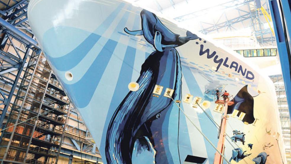 Auf einer Hebebühne malte US-Künstler Robert Wyland letzte Motive auf den Rumpf der »Norwegian Bliss«. © Fotos: Assies