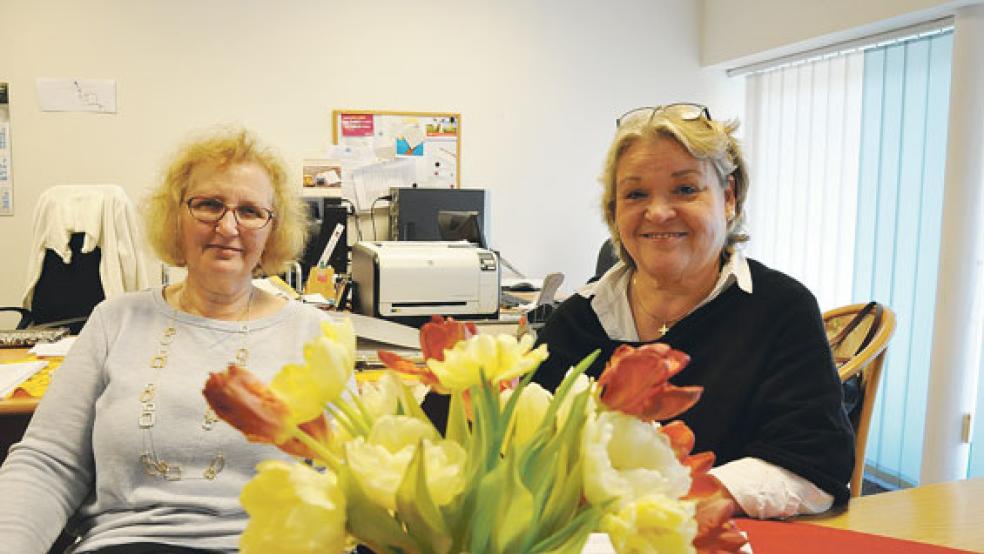 Beraten und helfen Menschen, die verschuldet sind: Beatrix Block und Ilse Hagelüken (rechts) von der Schuldnerberatung des Diakonischen Werkes des Synodalverband Rheiderland. © Foto: Boelmann