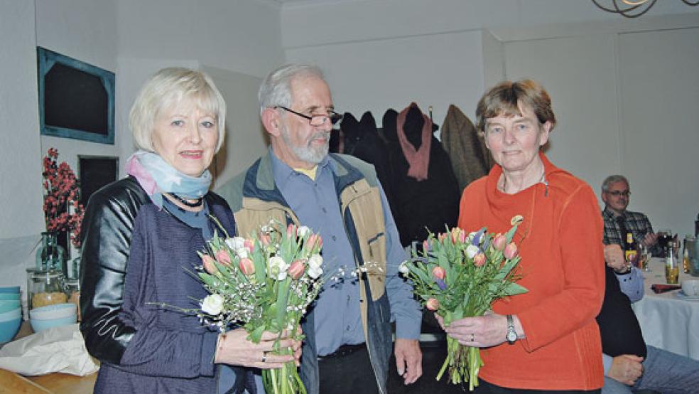 Einen Blumenstrauß als Dankeschön übergab Freundeskreis-Sprecher Fred Klinkhardt an Elise Seeringer (links) und Hannelore Yzer. Beide kümmern sich in Weener um das Kinder- und Jugendtheater. © Foto: Hoegen