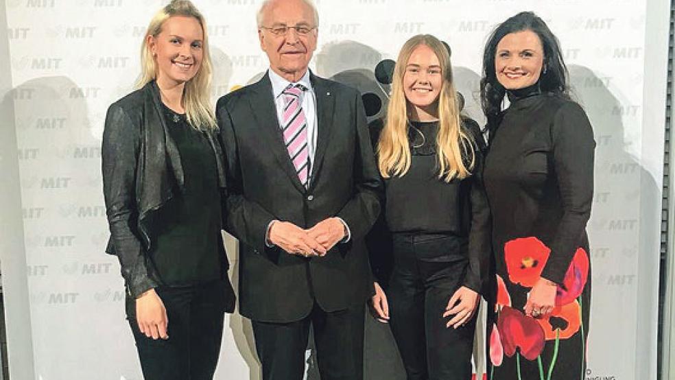 Einblicke in das politische Leben in Berlin gab es jetzt auch für Talina Hinrichs aus Leer (links), neben ihr Dr. Edmund Stoiber, und Natalie Lammers aus Rhauderfehn. Sie begleiteten Gitta Connemann (rechts) als Praktikantinnen.  © Foto: privat