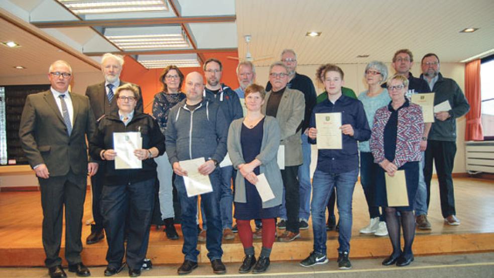 Sie setzen sich für das Wohl der Umwelt in der Gemeinde Jemgum ein: Die Träger des Umweltpreises der Gemeinde Jemgum für 2017 zusammen mit Bürgermeister Hans-Peter Heikens (links) und dem Ratsherrn Arnold Venema, Vorsitzender des Umweltausschusses. © Foto: Hoegen